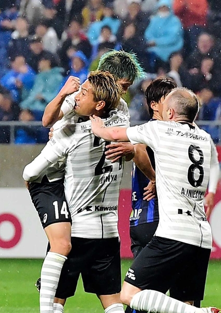Ｇ大阪－神戸　後半、勝ち越しの４点目を決めた神戸・田中（２１）を祝福するイニエスタ（８）ら（撮影・中西幸大）