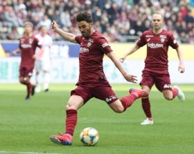 神戸-鳥栖　前半、果敢にシュートを狙う神戸のダビド・ビジャ。右奥はアンドレス・イニエスタ＝神戸市兵庫区、ノエビアスタジアム神戸（撮影・辰巳直之）