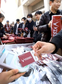 現金を受け付けず「楽天エディ」などで決済するグッズ売り場＝２日午後、神戸市兵庫区御崎町１、ノエビアスタジアム神戸（撮影・吉田敦史）