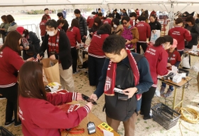 電子マネーを使ってグッズ売り場で決済するファンら＝２日午後、神戸市兵庫区御崎町１、ノエビアスタジアム神戸（撮影・吉田敦史）