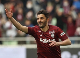 神戸-鳥栖　後半９分、Ｊ初ゴールを決め、家族が見守るメインスタンドに手をかざす神戸のビジャ＝ノエビアスタジアム神戸（撮影・吉田敦史）