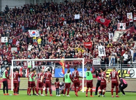 ホーム開幕戦に勝利し、サポーターにあいさつするＪ１神戸の選手たち＝２日午後、神戸市兵庫区、ノエビアスタジアム神戸（撮影・辰巳直之）