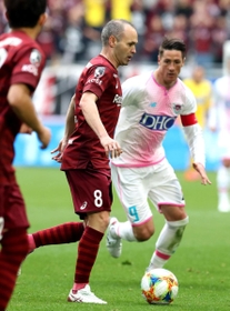 神戸ー鳥栖　後半、鳥栖のフェルナンドトーレス（右）にマークされる神戸のアンドレス・イニエスタ＝ノエビアスタジアム神戸（撮影・辰巳直之）