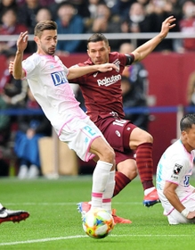 神戸-鳥栖　前半３分、開始早々にシュートを放つ神戸のポドルスキ＝ノエビアスタジアム神戸（撮影・中西幸大）