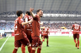 来日初ゴールを決め、両手を広げて喜ぶヴィッセル神戸のダビド・ビジャ（中央）＝２日午後、神戸市兵庫区御崎町１、ノエビアスタジアム神戸（撮影・吉田敦史）
