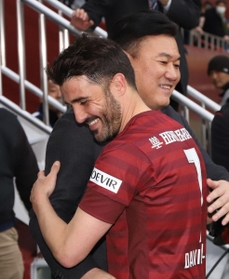 自身のＪ初ゴールでチームを勝利に導き、三木谷浩史会長（右）と抱き合う神戸のビジャ＝ノエビアスタジアム神戸（撮影・吉田敦史）