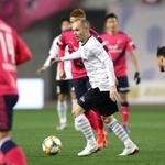 Ｃ大阪との開幕戦、０トップの布陣でプレーした神戸のイニエスタ（中央）＝２月２２日、ヤンマースタジアム長居