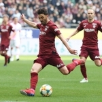 神戸-鳥栖　前半、果敢にシュートを狙う神戸のダビド・ビジャ。右奥はアンドレス・イニエスタ＝神戸市兵庫区、ノエビアスタジアム神戸（撮影・辰巳直之）