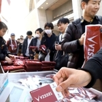 現金を受け付けず「楽天エディ」などで決済するグッズ売り場＝２日午後、神戸市兵庫区御崎町１、ノエビアスタジアム神戸（撮影・吉田敦史）