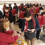 電子マネーを使ってグッズ売り場で決済するファンら＝２日午後、神戸市兵庫区御崎町１、ノエビアスタジアム神戸（撮影・吉田敦史）