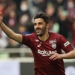 神戸-鳥栖　後半９分、Ｊ初ゴールを決め、家族が見守るメインスタンドに手をかざす神戸のビジャ＝ノエビアスタジアム神戸（撮影・吉田敦史）