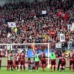 ホーム開幕戦に勝利し、サポーターにあいさつするＪ１神戸の選手たち＝２日午後、神戸市兵庫区、ノエビアスタジアム神戸（撮影・辰巳直之）