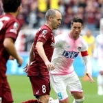 神戸ー鳥栖　後半、鳥栖のフェルナンドトーレス（右）にマークされる神戸のアンドレス・イニエスタ＝ノエビアスタジアム神戸（撮影・辰巳直之）