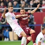 神戸-鳥栖　前半３分、開始早々にシュートを放つ神戸のポドルスキ＝ノエビアスタジアム神戸（撮影・中西幸大）