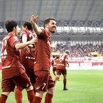来日初ゴールを決め、両手を広げて喜ぶヴィッセル神戸のダビド・ビジャ（中央）＝２日午後、神戸市兵庫区御崎町１、ノエビアスタジアム神戸（撮影・吉田敦史）