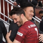 自身のＪ初ゴールでチームを勝利に導き、三木谷浩史会長（右）と抱き合う神戸のビジャ＝ノエビアスタジアム神戸（撮影・吉田敦史）