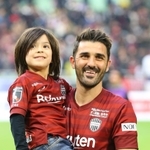自身のＪ初ゴールでチームを勝利に導き、子どもを抱いて客席に笑顔を見せる神戸のビジャ＝ノエビアスタジアム神戸（撮影・吉田敦史）