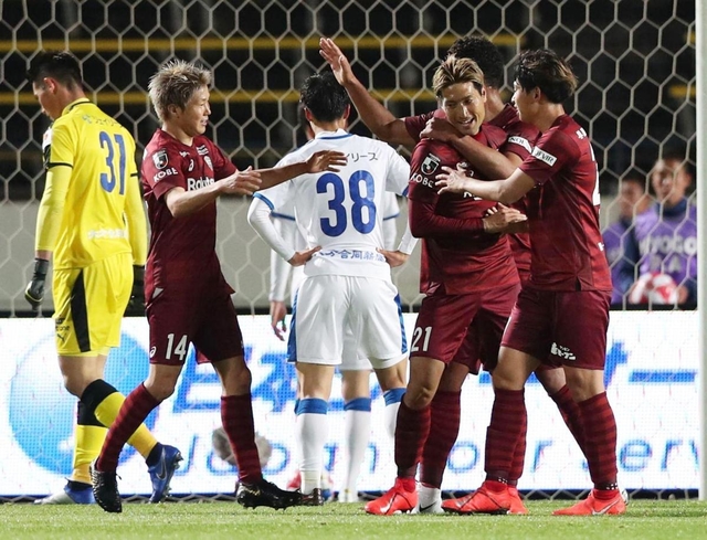 神戸-大分　前半３８分、２点目を決め神戸イレブンの祝福を受ける田中（２１）＝ユニバー記念競技場（撮影・吉田敦史）