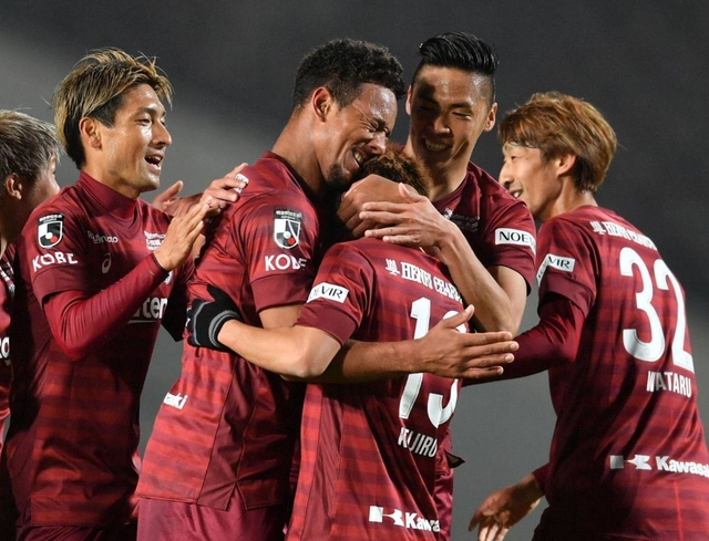 神戸－大分　前半、ゴールを決めイレブンと喜びを分かち合うウェリントン（右から４人目）＝ユニバー記念競技場（撮影・秋山亮太）