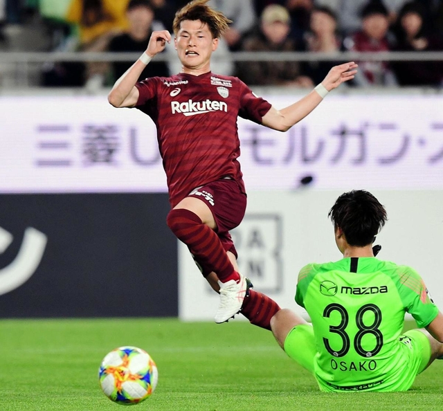 神戸-広島　前半、イニエスタの縦パスに抜け出し古橋がゴールを決め、２-１と勝ち越す＝ノエビアスタジアム神戸（撮影・中西幸大）