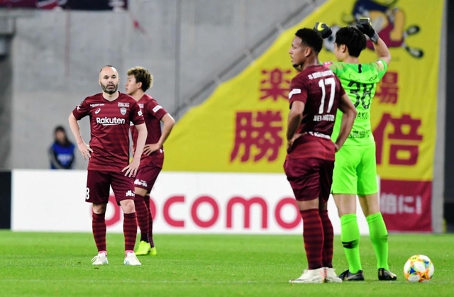 神戸-広島　後半２８分、致命的な４失点目を喫し落ち込む神戸のイニエスタと喜ぶ広島のＧＫ大迫＝ノエビアスタジアム神戸（撮影・中西幸大）