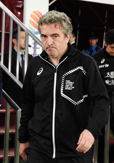 最後の試合となった１４日の広島戦の開始前、厳しい表情で現れたリージョ監督＝神戸市兵庫区御崎町１、ノエビアスタジアム神戸（撮影・中西幸大）