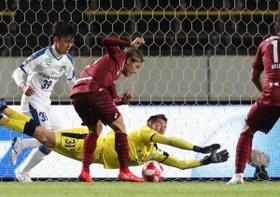 神戸-大分　前半３８分、２点目を決める神戸の田中（左から２人目）＝ユニバー記念競技場（撮影・吉田敦史）