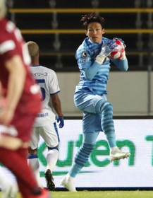 神戸-大分　後半、ボールをキャッチする神戸のＧＫキム・スンギュ＝ユニバー記念競技場（撮影・吉田敦史）