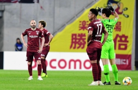 神戸-広島　後半２８分、致命的な４失点目を喫し落ち込む神戸のイニエスタと喜ぶ広島のＧＫ大迫＝ノエビアスタジアム神戸（撮影・中西幸大）