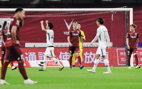 神戸-広島　後半２８分、致命的な４失点目を喫し落ち込む神戸イレブン＝ノエビアスタジアム神戸（撮影・中西幸大）