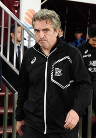 最後の試合となった１４日の広島戦の開始前、厳しい表情で現れたリージョ監督＝神戸市兵庫区御崎町１、ノエビアスタジアム神戸（撮影・中西幸大）