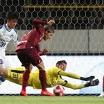 神戸-大分　前半３８分、２点目を決める神戸の田中（左から２人目）＝ユニバー記念競技場（撮影・吉田敦史）