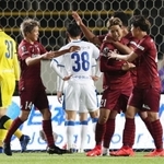 神戸-大分　前半３８分、２点目を決め神戸イレブンの祝福を受ける田中（２１）＝ユニバー記念競技場（撮影・吉田敦史）