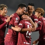 神戸－大分　前半、ゴールを決めイレブンと喜びを分かち合うウェリントン（右から４人目）＝ユニバー記念競技場（撮影・秋山亮太）