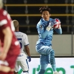 神戸-大分　後半、ボールをキャッチする神戸のＧＫキム・スンギュ＝ユニバー記念競技場（撮影・吉田敦史）