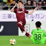 神戸-広島　前半、イニエスタの縦パスに抜け出し古橋がゴールを決め、２-１と勝ち越す＝ノエビアスタジアム神戸（撮影・中西幸大）