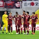 神戸-広島　首位広島に一時はリードを奪ったが、４失点で逆転負けし、肩を落とす神戸イレブン＝ノエビアスタジアム神戸（撮影・中西幸大）