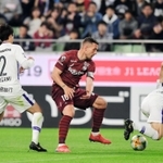 神戸-広島　厳しいマークにいらだつ神戸のポドルスキ＝ノエビアスタジアム神戸（撮影・中西幸大）