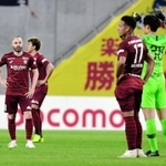 神戸-広島　後半２８分、致命的な４失点目を喫し落ち込む神戸のイニエスタと喜ぶ広島のＧＫ大迫＝ノエビアスタジアム神戸（撮影・中西幸大）