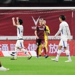 神戸-広島　後半２８分、致命的な４失点目を喫し落ち込む神戸イレブン＝ノエビアスタジアム神戸（撮影・中西幸大）