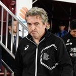 最後の試合となった１４日の広島戦の開始前、厳しい表情で現れたリージョ監督＝神戸市兵庫区御崎町１、ノエビアスタジアム神戸（撮影・中西幸大）