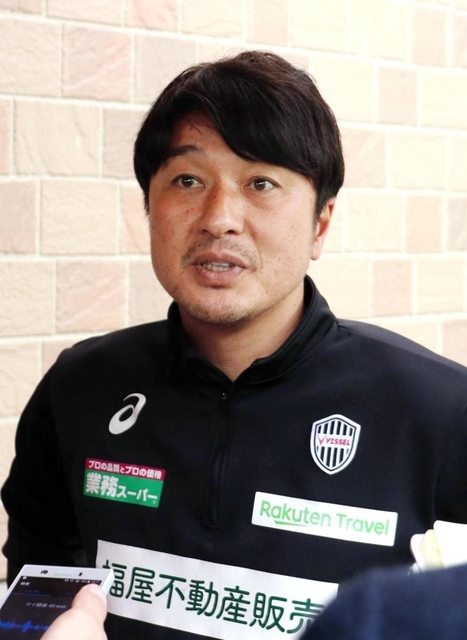 ポドルスキの処分について説明する神戸の三浦淳寛スポーツダイレクター＝神戸市西区、いぶきの森球技場