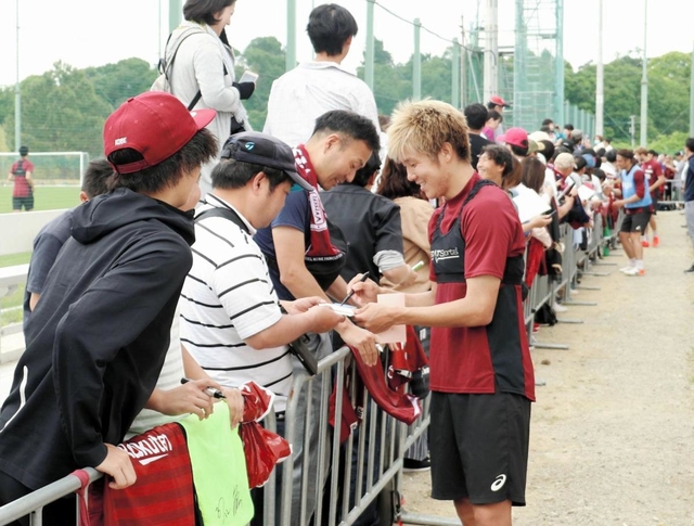 ファンと交流する神戸の三田（手前右）＝神戸市西区、いぶきの森球技場