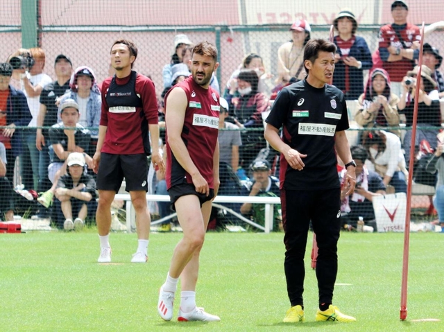 一般公開練習で選手に指示を飛ばす神戸の吉田監督（右）＝神戸市西区、いぶきの森球技場