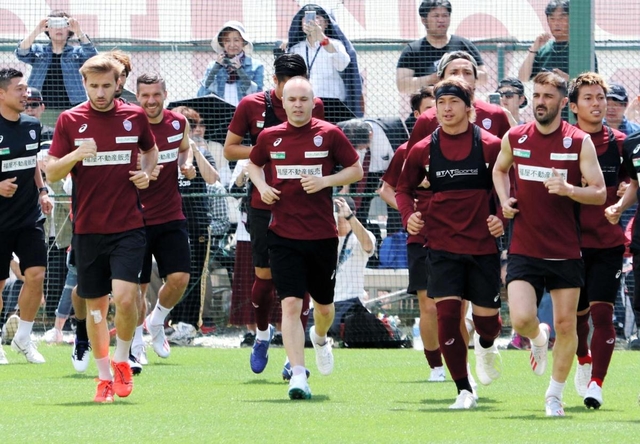 一般公開練習でランニングする神戸イレブン＝神戸市西区、いぶきの森球技場