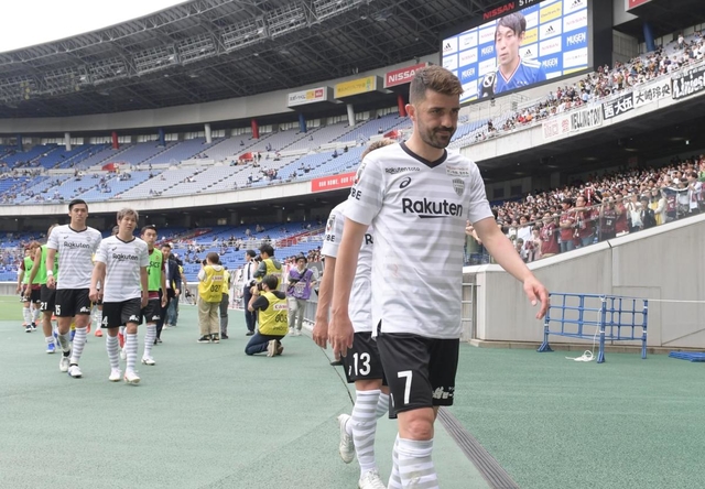 ７連敗でがっくり引き揚げるビジャ（７）ら神戸イレブン（撮影・金田祐二）