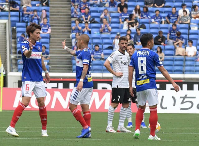 前半、マルコス・ジュニオールに先制ゴールを許し厳しい表情の神戸・ビジャ＝日産スタジアム（撮影・金田祐二）