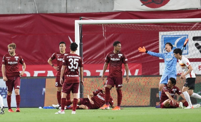 神戸-名古屋　後半２６分、決勝ゴールを奪われ、悔しがるＧＫ吉丸絢梓（右から２人目）ら神戸イレブン＝神戸市兵庫区、ノエビアスタジアム神戸（撮影・辰巳直之）