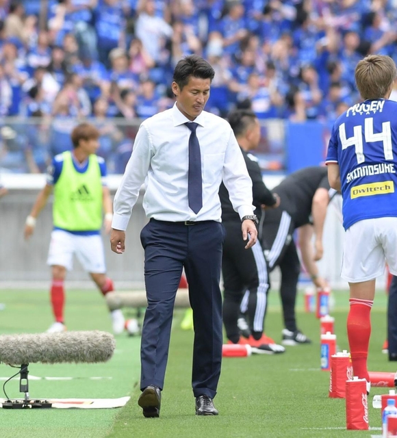 劣勢に厳しい表情の神戸・吉田孝行監督＝日産スタジアム（撮影・金田祐二）