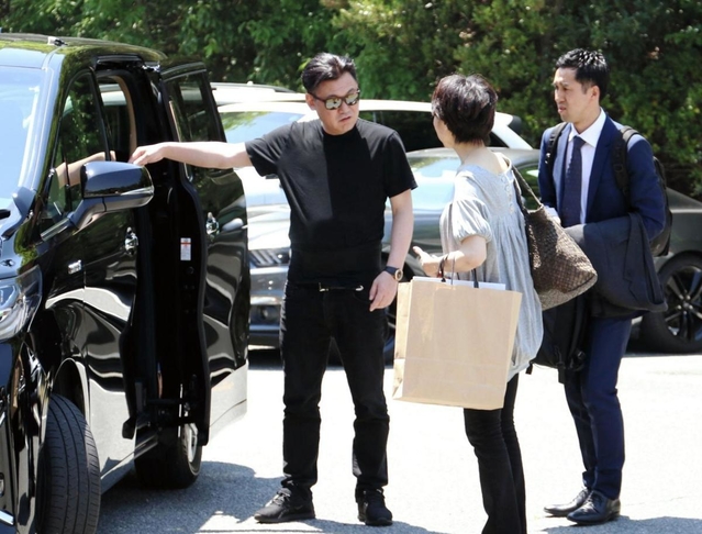 連敗脱出に向け、選手たちを激励した神戸の三木谷浩史会長＝２４日、神戸市西区、いぶきの森球技場